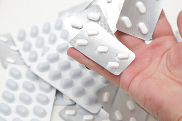 Composição médica com pílulas e capsulas de remedio.
