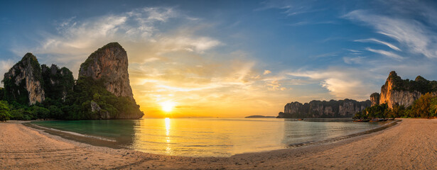 De zonsondergangmening van de tropische eilanden met oceaanzeewater en zandstrand bij Railay Beach, het natuurlandschapspanorama van Krabi Thailand