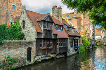 Fototapeta na wymiar Old buildings along the canal in Bruges, Belgium