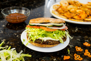 Exquisita hamburgues vegetariana de hongos con queso, lechuga, cebolla, tomate, pepino y patatas. Hecha en casa, comida real, mexicana, vegana, salud