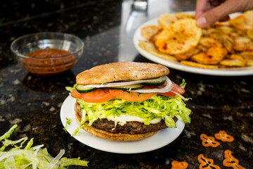 Exquisita hamburgues vegetariana de hongos con queso, lechuga, cebolla, tomate, pepino y patatas. Hecha en casa, comida real, mexicana, vegana, salud