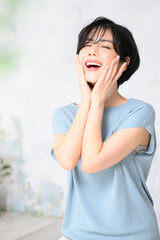 美容に使いやすい顔に手を添える美しい日本人女性　縦　コピースペースと前ボケあり