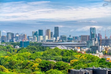 Obraz premium 東京都市風景 新緑と高層ビル群