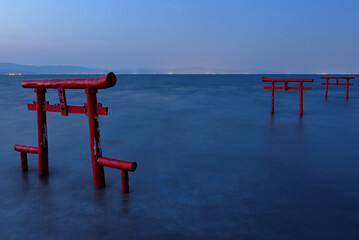 日没後の大魚神社の海中鳥居