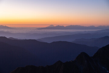 北穂高から望む夕日と富士山