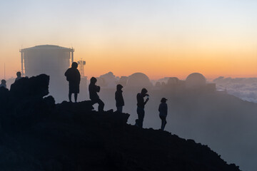 Fototapeta premium Tourists Waiting for Sunset at Haleakala Observatory Maui Hawaii 