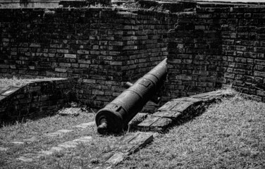 Os canhões de defesa da Fortaleza de são José de Macapá ainda lembram os tempos em que a fortaleza era uma das principais linhas de defesa Portuguesa contra a invasão francesa ao  Brasil . - obrazy, fototapety, plakaty
