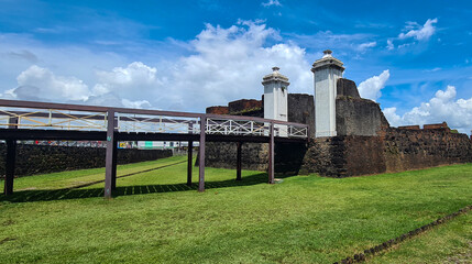 A fortaleza de são josé de Macapá é uma das setes maravilhas do Brasil e foi construída pelos portugueses no século XVIII com o objetivo de proteger a região da invasão francesa.