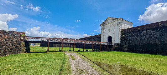 A fortaleza de são josé de Macapá é uma das setes maravilhas do Brasil e foi construída pelos...