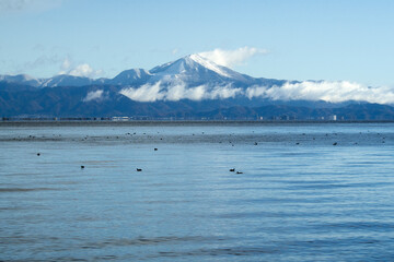 高島市外ケ浜から望む伊吹山