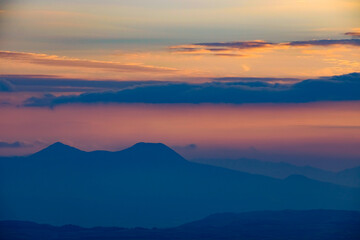 Fototapeta na wymiar 美しい夕暮れと山のシルエット
