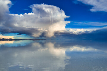 雨季のウユニ塩湖のスーパーセル