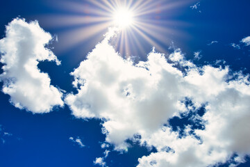 Naklejka na ściany i meble 白い雲、青い空、差し込む太陽光線合