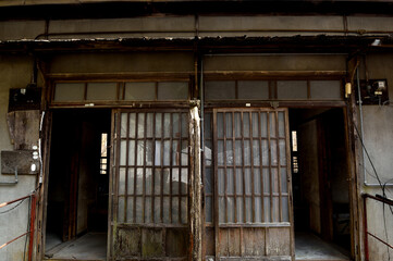 廃鉱山集落に残された社宅跡の玄関