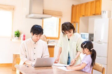 Fototapeta premium テレワークをする夫婦と子供