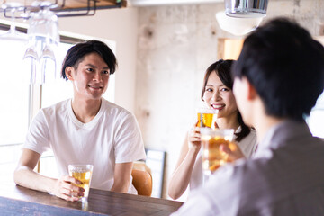 バーでお酒を飲む若者