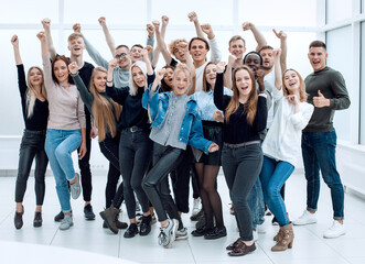 Obraz premium group of happy youths who are pointing ahead