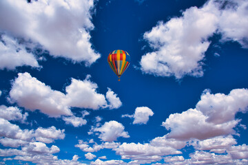 ウユニ塩湖の上空を飛行するバルーン