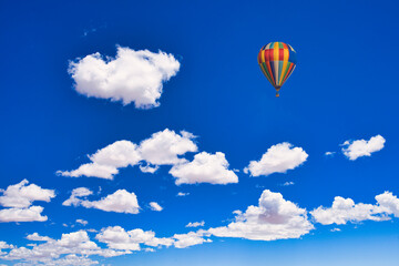 ウユニ塩湖の上空を飛行するバルーン