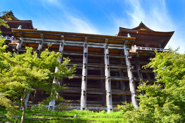 9月に京都市清水寺の舞台を見上げる