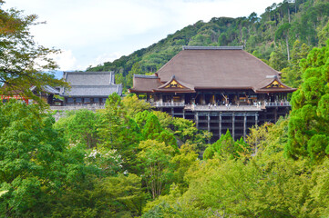 Fototapeta na wymiar 9月の京都市清水寺を子安塔から望む