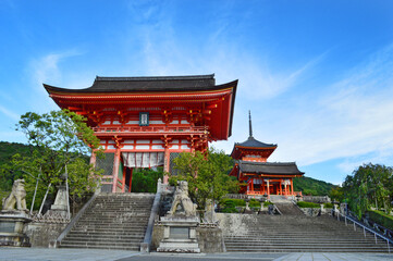 9月に京都市清水寺の仁王門から参拝