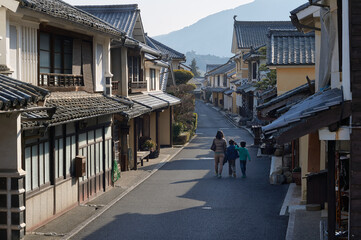 愛媛県内子町にある伝統的建造物群保存地区「八日市護国」の町並み。日本の伝統的な町並みが保存されている