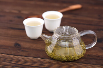 A pot of green tea and two cups