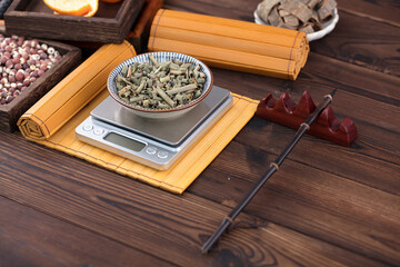 Medicine scales weigh equisetum on bamboo slips