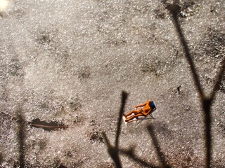 冬の雪山でバカンスを楽しむ人