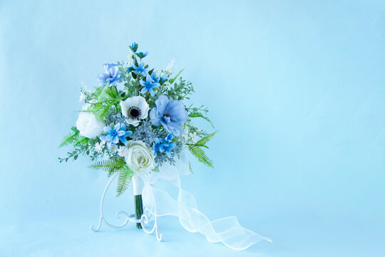 幸せを願う白と青のウェディングブーケ（アネモネ、バラ、ラナンキュラス、ブルースターなどの造花）