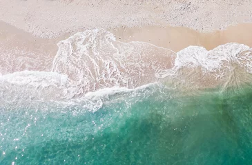 Poster Im Rahmen Top-down aerial view of a clean white sandy beach on the shores of a beautiful turquoise sea © Angelov