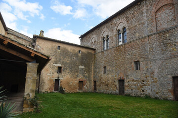 Fototapeta na wymiar Pieve di San Giovanni Battista a Ponte allo Spino, cortile interno