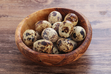 Obraz premium Raw quail eggs heap in the bowl