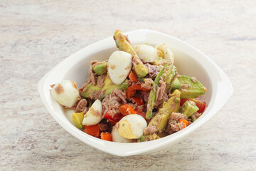 Salad with tuna and avocado