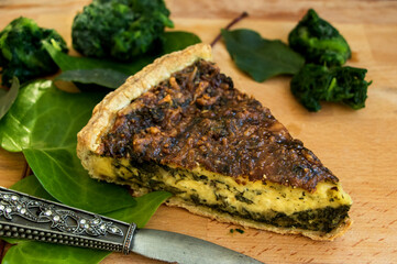 spanakopita trditionell griechischer Spinatkuchen mit messer 