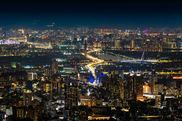 Fototapeta na wymiar beautiful Taipei city night view from season gallery of Yangmingshan National Park in Beitou, Taipei city.