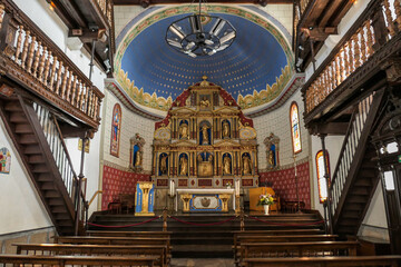 Interior e altar da Igreja de Nossa Senhora da Assunção em Ainhoa no País Basco