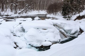 北海道伊達市、雪で覆われた大滝ナイアガラの滝【1月】