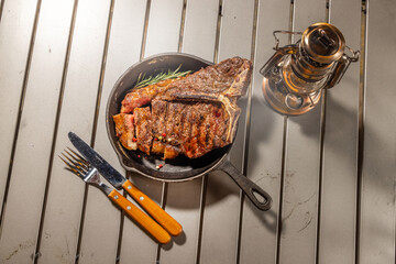 アウトドアでステーキ　Beef steak grilled outdoors at camp 