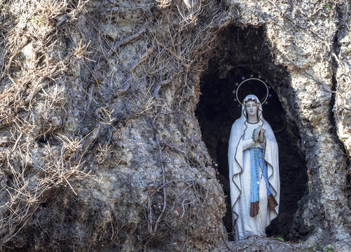 Apparition in the grotto of Our Lady of Lourdes