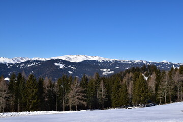 Fototapeta na wymiar Blick auf Lachtal und Tauernwinkpark in den Wölzer Tauern, Steiermark, Blick vom Weißeck