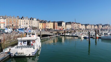 Fototapeta na wymiar Panorama du quai Henri IV bordant le port de plaisance de la ville de Dieppe, en Seine-Maritime, en Normandie, avec un bateau de tourisme amarré (France)