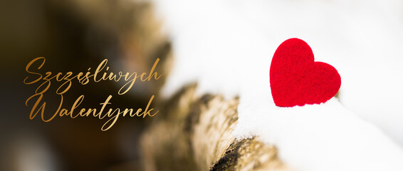 Szczęśliwych Walentynek - złoty napis, czerwone serce na śniegu, 14 lutego
