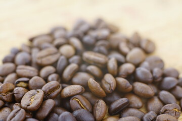 Geröstete Bohnen von Kaffee auf einem kleinen Haufen in schöner Lichtstimmung