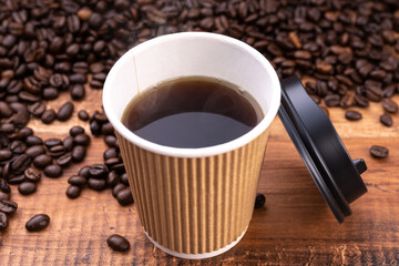 紙コップの淹れたてコーヒー
