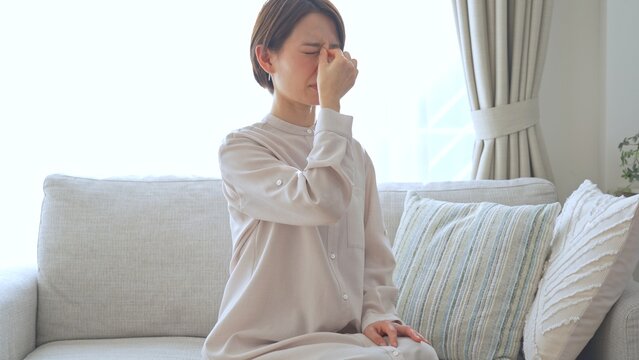 目の痛みを訴える日本人女性