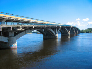 Fototapeta na wymiar Bridge across the river for cars. 