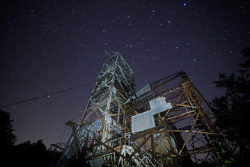 炭鉱施設の廃墟「立坑跡」と星空