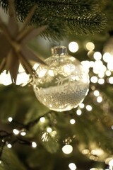 Weihnachsdekoration mit Weihnachtsbaumkugel am Weihnachtsbaum zu Weihnachten Weihnachtsfest am...